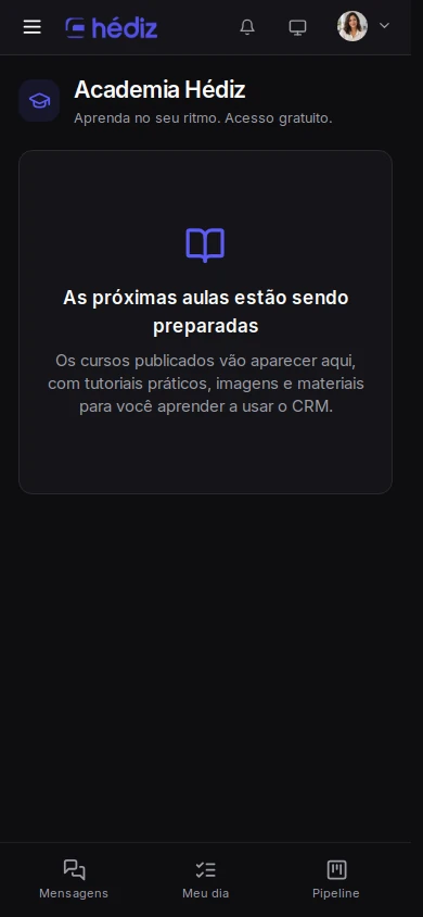Tela inteira do CRM no celular, com o botão de menu no canto superior esquerdo.