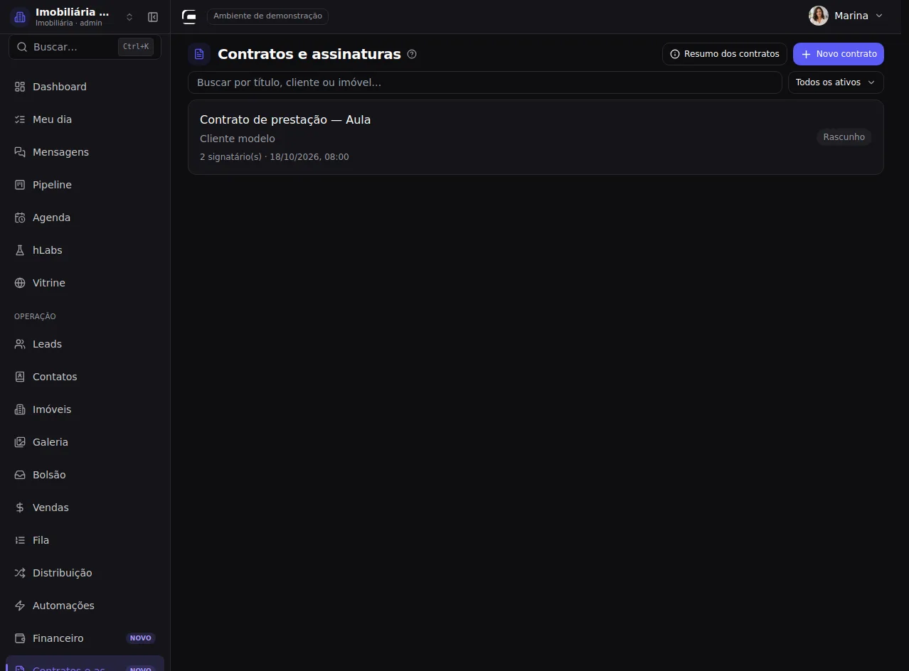 Abra Contratos e assinaturas — tela nativa do CRM com dados fictícios.